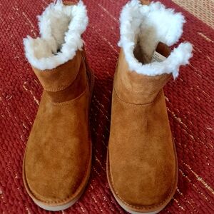 Koolaburra Tan Shearling Lined Boots